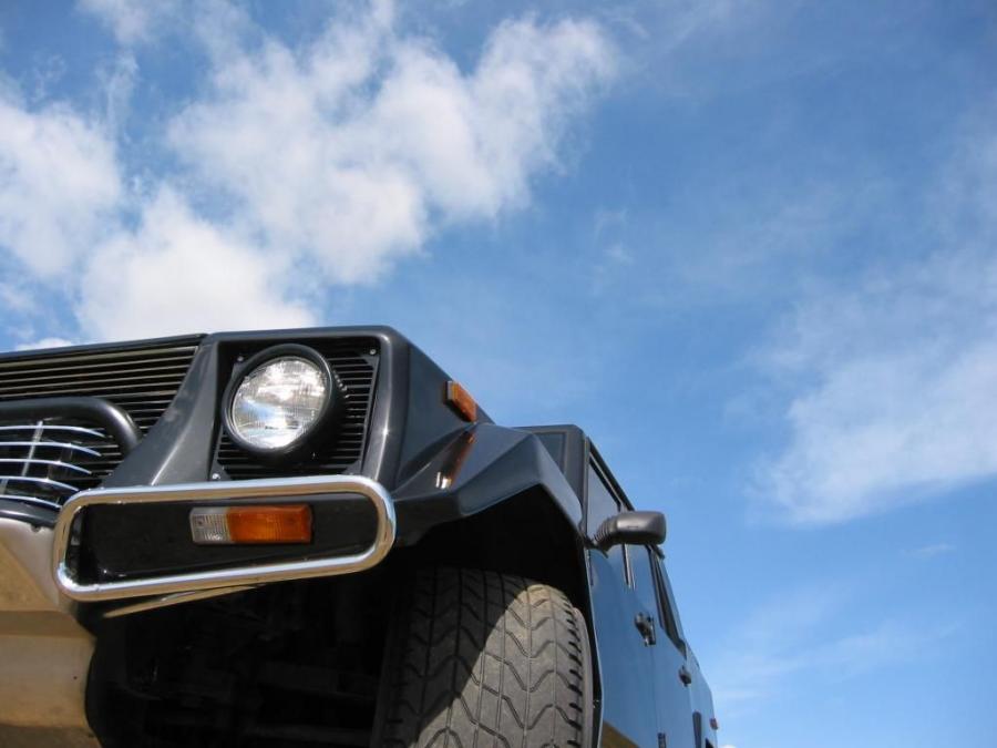 Детали экстерьера Lamborghini LM002 1986 года  (фото 3 из 35)